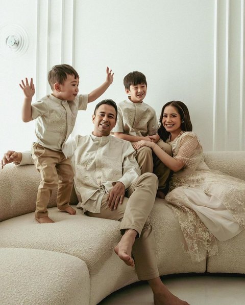 Sederet Tingkah Lucu Rayyanza saat Foto Keluarga, Bergelantungan Hingga Lompat-lompat tapi Hasilnya Tetap Kece