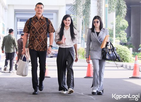 Potret Sandra Dewi Penuhi Panggilan Kejagung, Penampilan Cantik Menawan Seperti Biasanya & Penuh Senyum