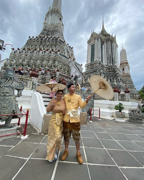 Potret Annisa Bahar Gandeng Pacar Baru Brondong Ganteng di Thailand, Mesra Abis Meski Usia Beda 19 Tahun