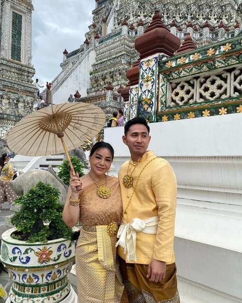 Potret Annisa Bahar Gandeng Pacar Baru Brondong Ganteng di Thailand, Mesra Abis Meski Usia Beda 19 Tahun