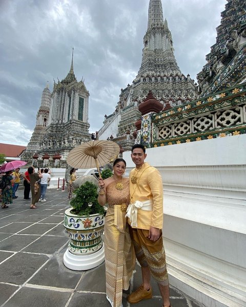 Potret Annisa Bahar Gandeng Pacar Baru Brondong Ganteng di Thailand, Mesra Abis Meski Usia Beda 19 Tahun