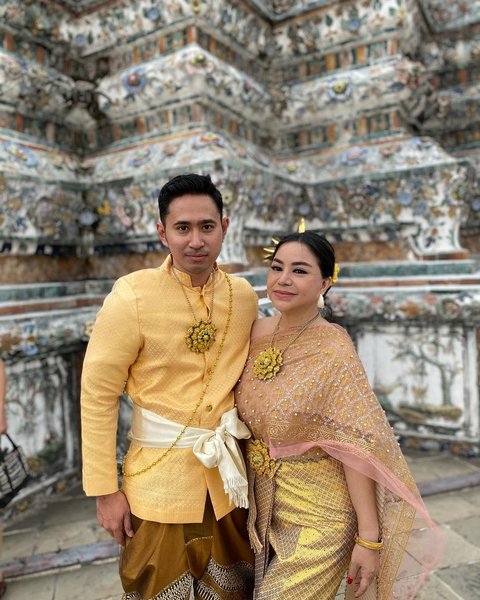 Potret Annisa Bahar Gandeng Pacar Baru Brondong Ganteng di Thailand, Mesra Abis Meski Usia Beda 19 Tahun