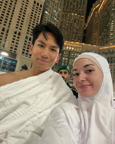 Portrait of Prince Mateen and Anisha Rosnah Performing Umrah, His Wife's Simple Prayer Tools Said to Resemble a Prayer Dress in the Mosque