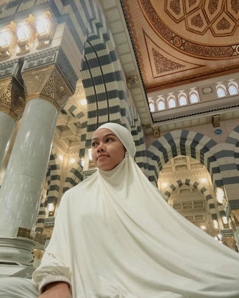 Bikin Pangling, Potret Yura Yunita Cantik Berhijab saat Umrah di Tanah Suci