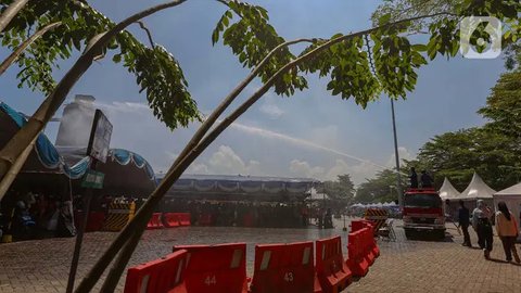 FOTO: Aksi Petugas Damkar Dikerahkan untuk Dinginkan Suhu Panas Arus Mudik di Pelabuhan Ciwandan