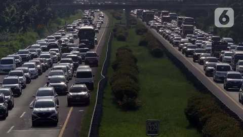 FOTO: Lalu Lintas Mudik di Tol Palikanci ke Jawa Tengah Padat Merayap di H-3 Idulfitri 1445 Hijriah