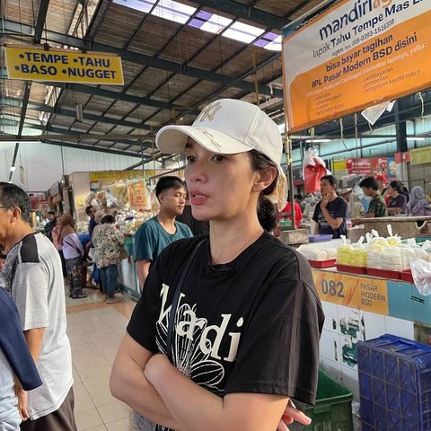 Potret Ussy Suliatiawaty Belanja Bareng Ibu Mertua ke Pasar, Sibuk Beli Keperluan Lebaran - Gayanya Jadi Sorotan