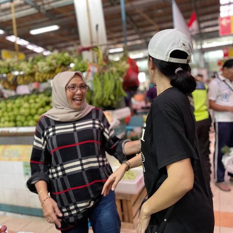 Potret Ussy Sulistiawaty Belanja Bareng Ibu Mertua ke Pasar, Sibuk Beli Keperluan Lebaran - Gayanya Jadi Sorotan