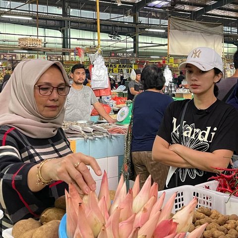 Potret Ussy Sulistiawaty Belanja Bareng Ibu Mertua ke Pasar, Sibuk Beli Keperluan Lebaran - Gayanya Jadi Sorotan