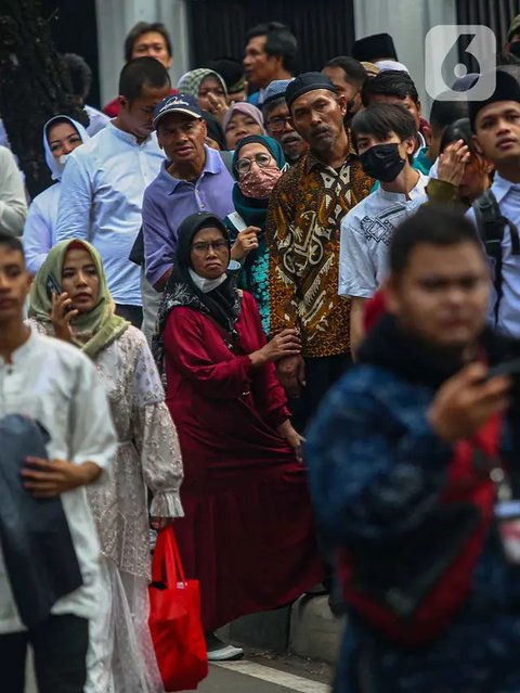 FOTO: Wajah-Wajah Gembira Masyarakat Menghadiri Open House Presiden Jokowi di Istana Negara