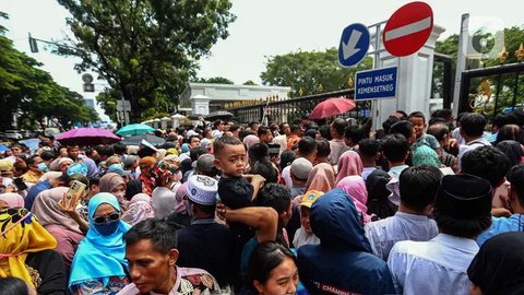 FOTO: Wajah-Wajah Gembira Masyarakat Menghadiri Open House Presiden Jokowi di Istana Negara