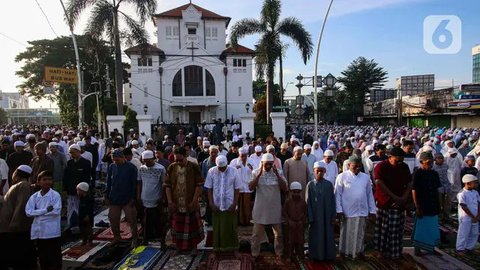 FOTO: Bak Lautan, Ini Penampakan dari Udara ketika Umat Muslim Rayakan Idulfitri 1445 H di Jatinegara