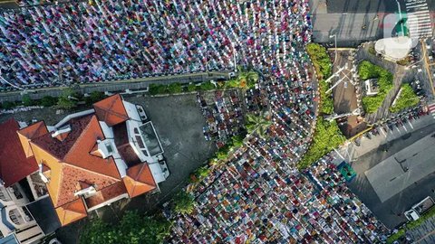 FOTO: Bak Lautan, Ini Penampakan dari Udara ketika Umat Muslim Rayakan Idulfitri 1445 H di Jatinegara