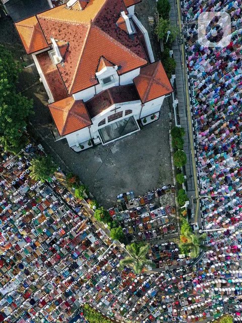 FOTO: Bak Lautan, Ini Penampakan dari Udara ketika Umat Muslim Rayakan Idulfitri 1445 H di Jatinegara