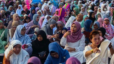 FOTO: Bak Lautan, Ini Penampakan dari Udara ketika Umat Muslim Rayakan Idulfitri 1445 H di Jatinegara