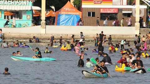 FOTO: Penampakan Pantai Ancol Diserbu Puluhan Ribu Wisatawan di Hari Kedua Lebaran 2024