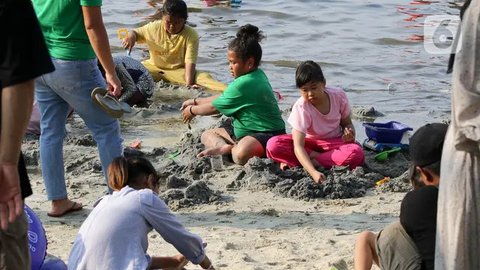 FOTO: Penampakan Pantai Ancol Diserbu Puluhan Ribu Wisatawan di Hari Kedua Lebaran 2024