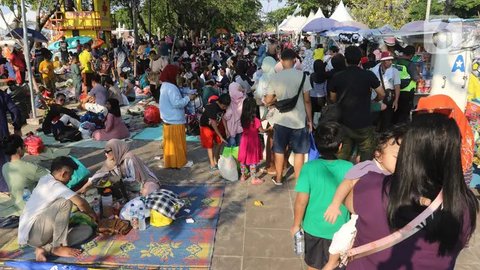 FOTO: Penampakan Pantai Ancol Diserbu Puluhan Ribu Wisatawan di Hari Kedua Lebaran 2024