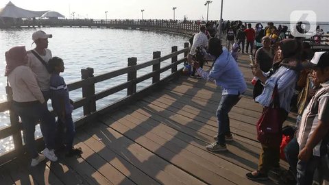 FOTO: Penampakan Pantai Ancol Diserbu Puluhan Ribu Wisatawan di Hari Kedua Lebaran 2024