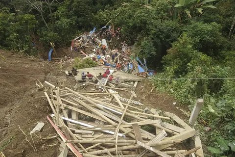 FOTO: Aksi Tim SAR Berjibaku Cari Korban Longsor di Tana Toraja, 18 Orang Ditemukan Tewas