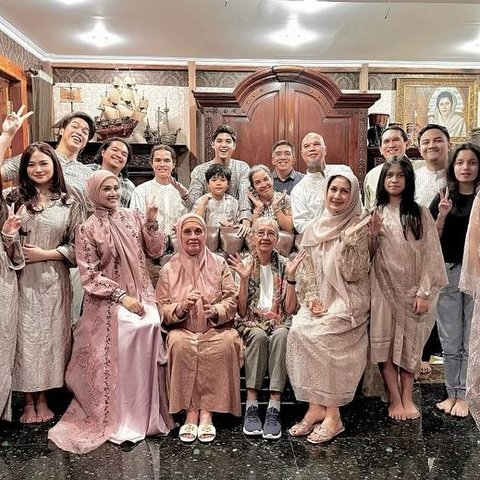 Mulan dan Ahmad Dhani Kumpul Bersama Keluarga Besar