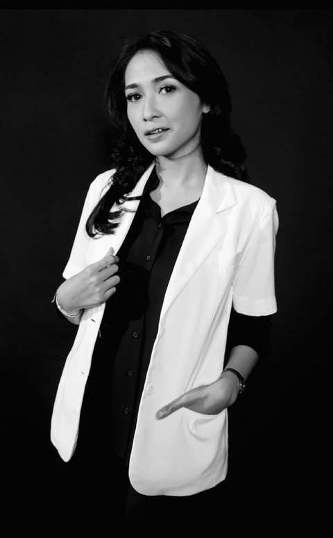 Amanda is the younger sister of Anggi Pratama. She works as a doctor.