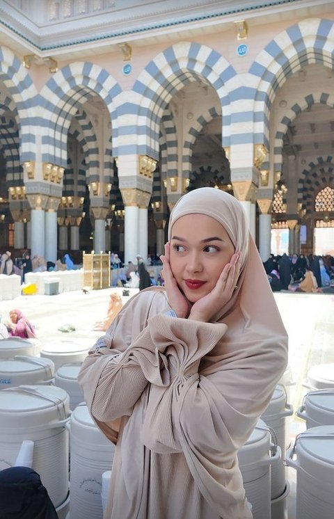 Potret Cantik Rebecca Klopper Jalani Ibadah Umrah, Berhijab Bikin Pangling & Auranya Positif Banget