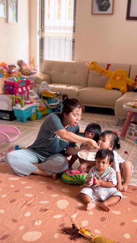 Kesibukan Felicya Angelista dan Caesar Hito Ditinggal Mudik ART, Kompak Masak Hingga Momong Anak Bareng