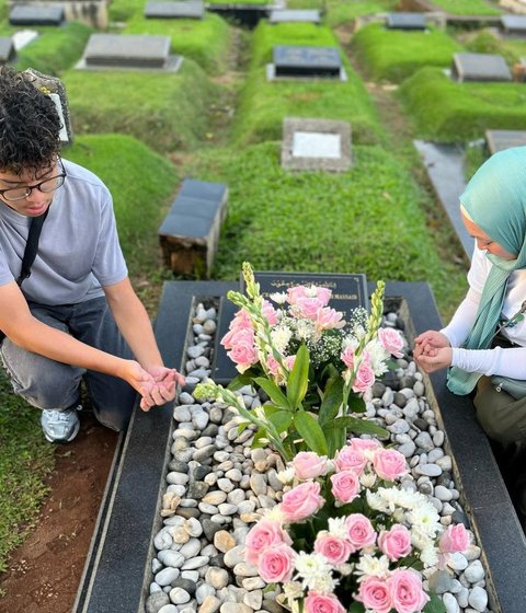 Potret Menyentuh Angelina Sondakh Ajak Putra Gantengnya Ziarah ke Makam Adjie Massaid: Kamu Melihat Kami dari Surga