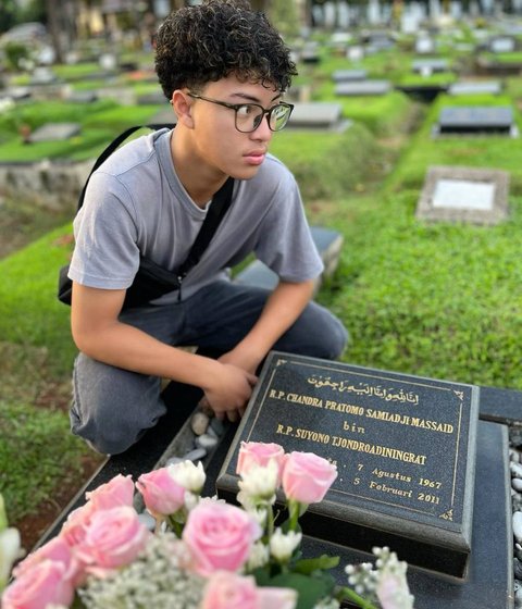 Potret Menyentuh Angelina Sondakh Ajak Putra Gantengnya Ziarah ke Makam Adjie Massaid: Kamu Melihat Kami dari Surga
