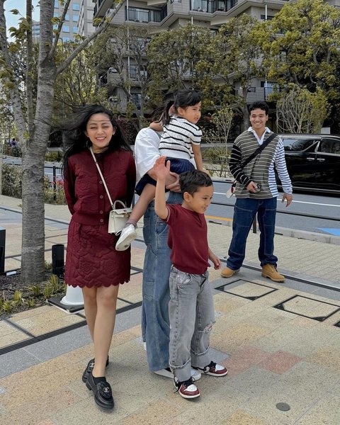 Rachel Vennya, children, and Salim visit the land of sakura.