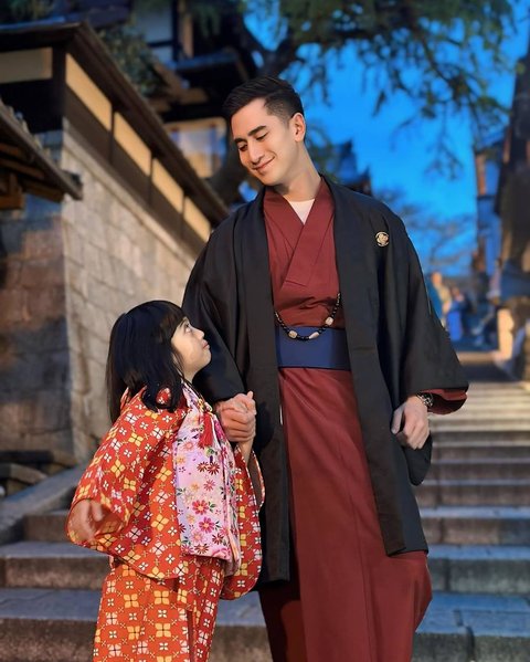 Pesona Verrell dan Vania Pakai Kimono