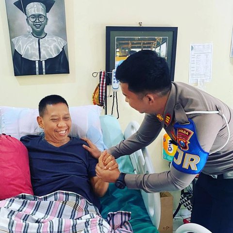 Foto-foto Terbaru Ega Prayudi Anak Tukul Arwana yang kini jadi Perwira Polisi, Selalu Jenguk dan Rawat Sang Ayah