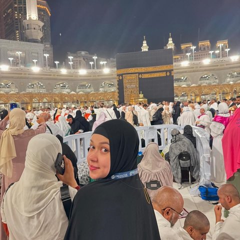 8 Beautiful Portraits of Rebecca Klopper during Umrah, Never Taking Off the Dhikr Ring