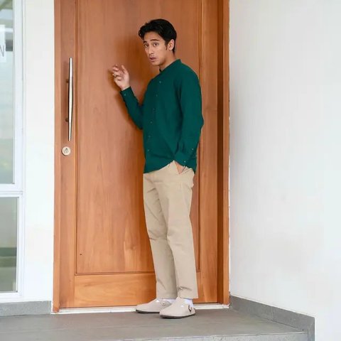 Abidzar juga memukau dalam gaya kasualnya dengan mengenakan atasan hijau berkerah koko, dipadu dengan celana panjang beige.