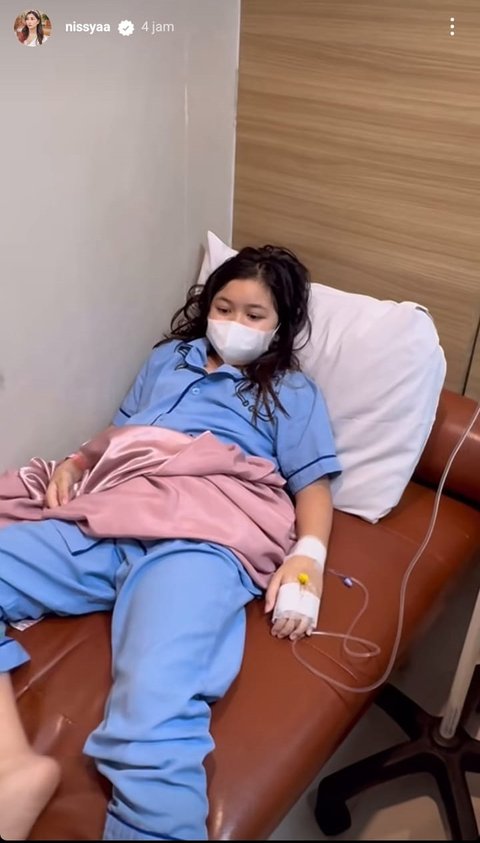 Potret Kedua Anak Nisya Ahmad Harus Dirawat Bersamaan Karena Demam Tinggi, Jadi Ibu Siaga Ikut Tidur di RS