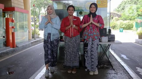FOTO: Menyambut Hari Kartini, Karyawati Taman Impian Jaya Ancol Tampil Anggun dengan Kebaya Menyambut Pengunjung