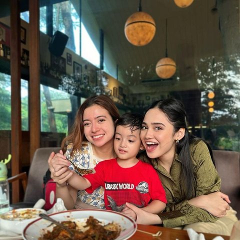8 Sticky Moments of Syifa Hadju with Future Sister-in-Law, Rizkina Nazar, Until They Are Mistaken for Siblings