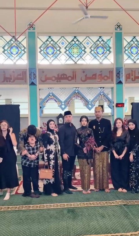 Penampilan Safeea Anak Ahmad Dhani di Acara Pernikahan Anak Andra Ramadhan yang digelar di Masjid Curi Perhatian