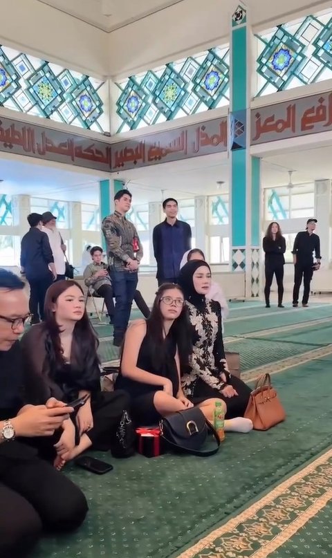 Appearance of Safeea, Mulan Jameela's Daughter, Attracts Attention When Attending Andra Ramadhan's Daughter's Wedding