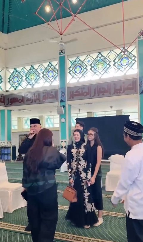 Appearance of Safeea, Mulan Jameela's Daughter, Attracts Attention When Attending Andra Ramadhan's Daughter's Wedding