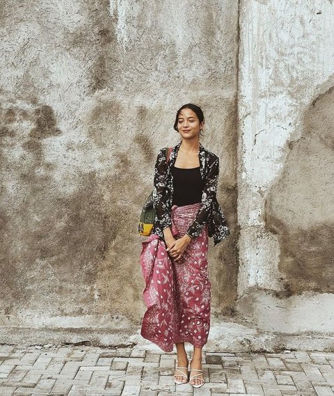 The Charm of 8 Artists Wearing Traditional Balinese Clothing, Luna Maya Makes an Impression