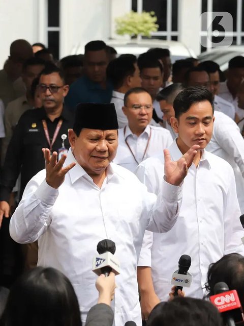 FOTO: Kekompakan Prabowo-Gibran Berkemeja Putih-Putih Turun dari Mobil Mewah Setiba di Gedung KPU