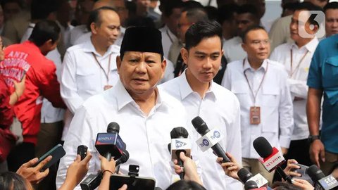 FOTO: Kekompakan Prabowo-Gibran Berkemeja Putih-Putih Turun dari Mobil Mewah Setiba di Gedung KPU