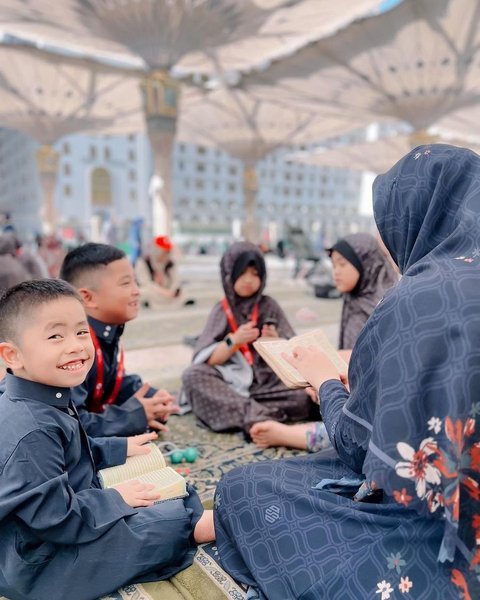 Potret Oki Setiana Dewi saat Berada di Tanah Suci Bersama Keempat Anaknya, Mengaji Bersama di Pelataran Masjid Nabawi