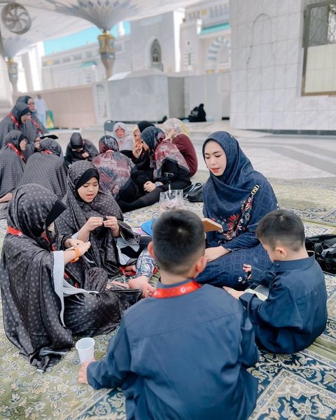 Potret Oki Setiana Dewi saat Berada di Tanah Suci Bersama Keempat Anaknya, Mengaji Bersama di Pelataran Masjid Nabawi