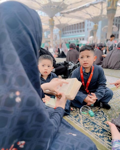 Potret Oki Setiana Dewi saat Berada di Tanah Suci Bersama Keempat Anaknya, Mengaji Bersama di Pelataran Masjid Nabawi