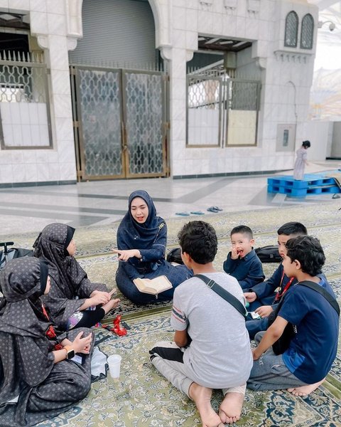 Potret Oki Setiana Dewi saat Berada di Tanah Suci Bersama Keempat Anaknya, Mengaji Bersama di Pelataran Masjid Nabawi