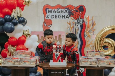 Intip Foto-foto Terbaru Magha dan Degha Anak Kembar Kadek Devi di Momen Ultah ke-6, Kompak Pakai Kostum Spiderman