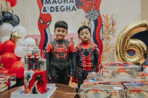 Intip Foto-foto Terbaru Magha dan Degha Anak Kembar Kadek Devi di Momen Ultah ke-6, Kompak Pakai Kostum Spiderman